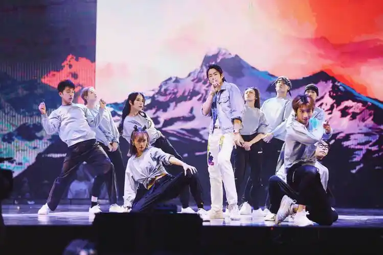 节目结束后,吴建豪也在社交软件发布长文:"再次回到街舞的舞台就想起