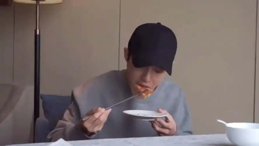 肖战说中国食物都很好吃除了茄子战战不喜欢吃茄子和榴莲还有豆汁喜欢