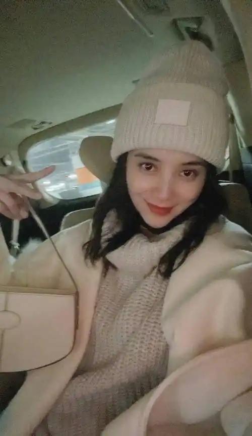 宋佳在生活中的性格也十分豪爽,是个不拘小节的人,为了更好地完成作品