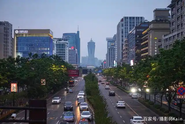 杭州市区标志性建筑,远看像一瓶运动饮料,楼下就是浙江省博物馆