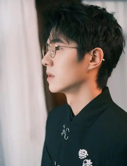 刘昊然金边眼镜造型