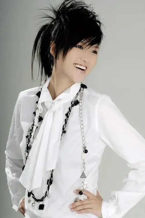 职业: 歌手 毕业院校: 0 演技评分 0 人打分 简介: 谭维维,1982年10月