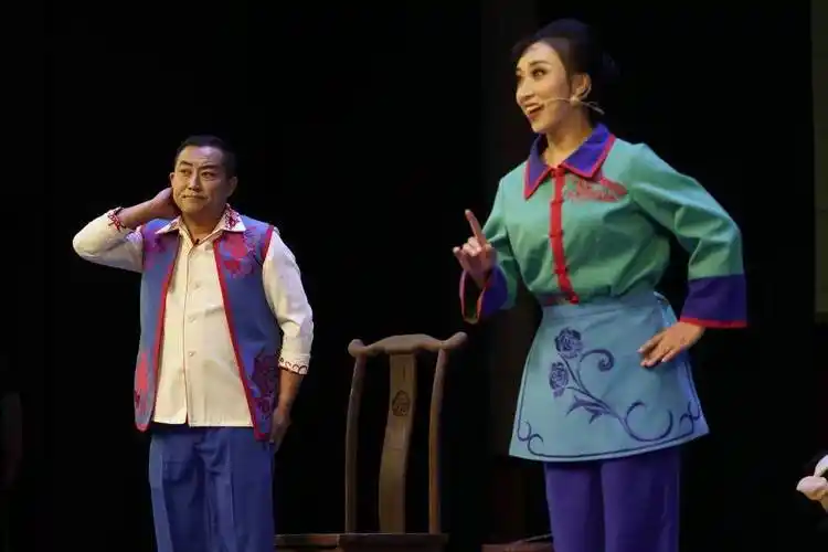 主创阵容强大,演员实力雄厚,采用了群众喜闻乐见的二人台形式,进一步