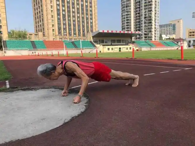 82岁的赤脚大仙内外兼修58年依然坚守在田径场