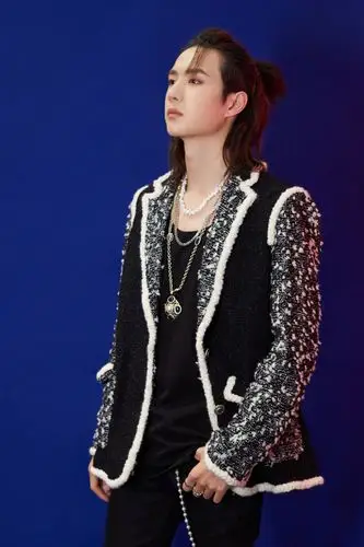 王一博披肩长发酷帅写真图片19