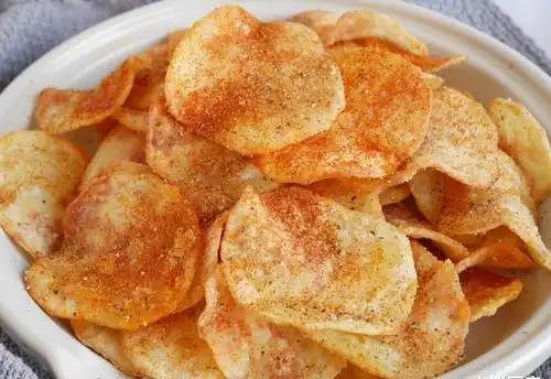 炸薯片不能直接下锅炸,不然薯片容易出现外面炸糊了,里面还不熟得问题