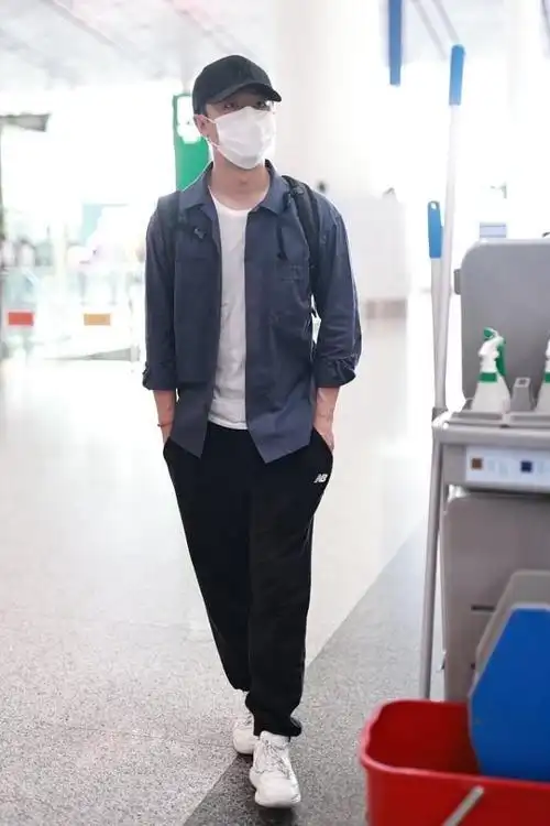 黄轩肉嘟嘟不算瘦,1米77穿宽松休闲裤,可惜有点给比例拉后腿