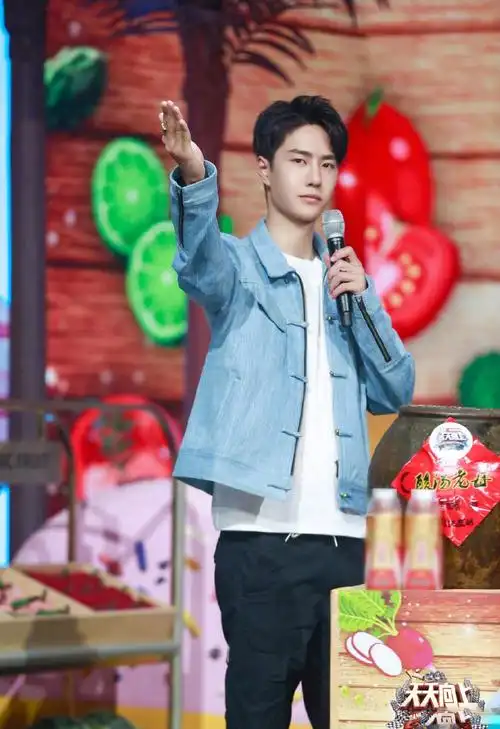 王一博天天向上最新穿搭,身着牛仔单宁外套搭配黑色工装裤出镜