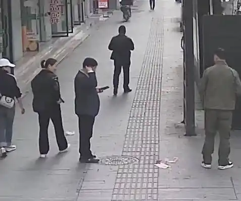 天上真的掉钱了监控拍下了这一幕