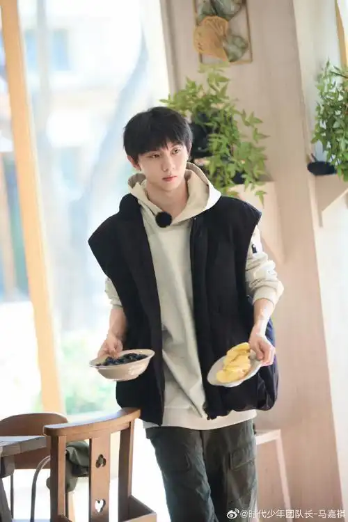 每次穿的厚厚的就会感觉马嘉祺是一只年下狗