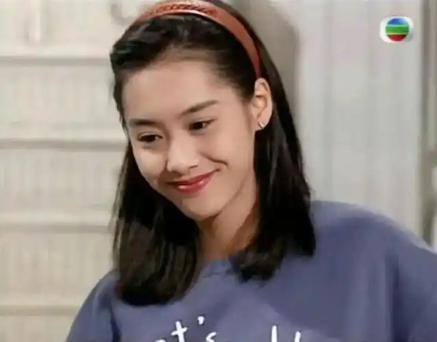 "这张照片让我想起了小时候的梦想,我也想成为一个像朱茵一样的大明星