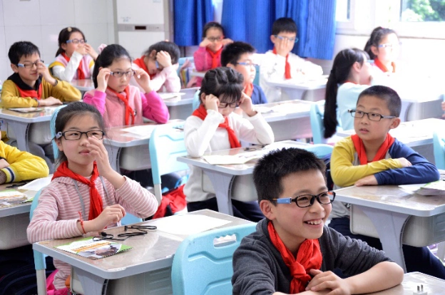 "我现在终于体会到戴眼镜同学的不便了";也有学生严肃的说,"戴上了