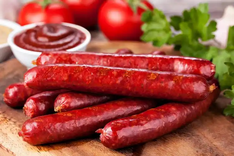 砧板上红色香肠高清图片下载