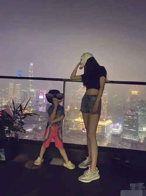 angelababy晒出与儿子小海绵合照母子俩同款大长腿吵吸睛