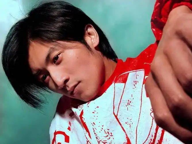 "现在的20岁好厉害"夸王俊凯的谢霆锋,他自己的20岁又怎样呢?