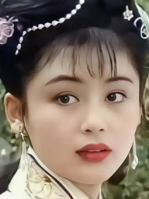 陈红年轻的时候,被称为"大陆第一美女".长的柳叶弯眉,明眸皓齿.