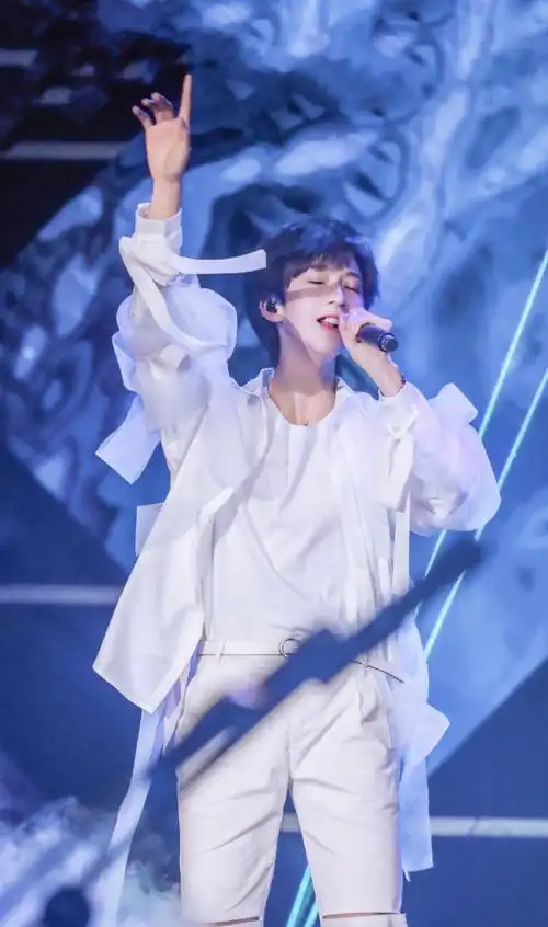 95近期发的每套图里大家点赞最多的那一张,原图无水印~  希望贺峻霖