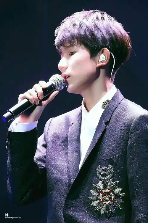 王源是新世纪的"蛋蛋后"生日是十一月八日,从出生日期上来看是属于水