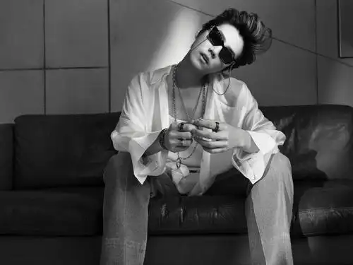 鹿晗费加罗杂志最新大片锁骨喉结,眼神侧颜,豹纹墨镜…鹿哥简直a_高清