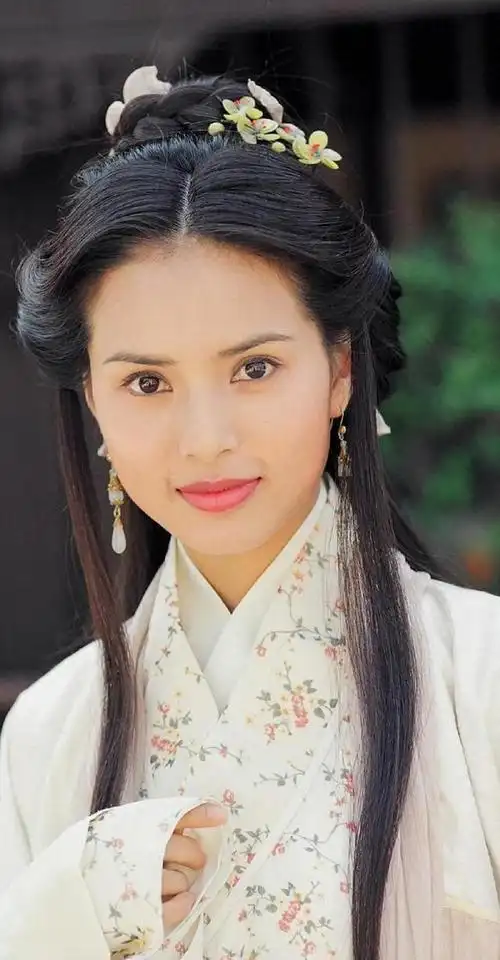 《天龙八部》中的王语嫣是一位非凡的女子,她对各门派武功了如指掌,却