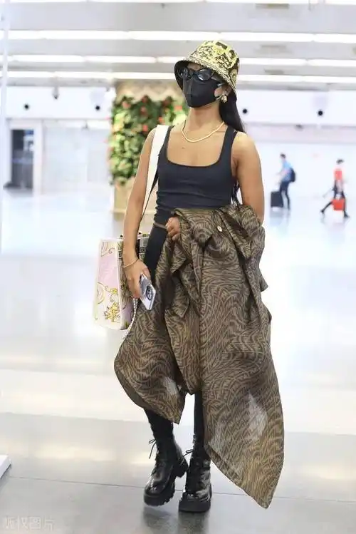 街拍吉克隽逸挎彩印包穿无袖体恤清爽秀丽