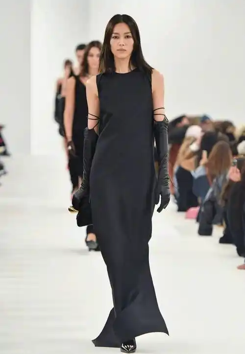 她本人的气质和气场真的是太适配了……刘雯在巴黎时装周的第一场大秀