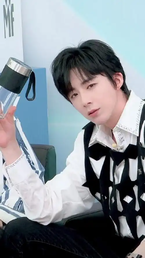 摩登兄弟超话#刘宇宁wmf品牌代言人#浪漫 可爱 酷帅 应援色四连拍每一