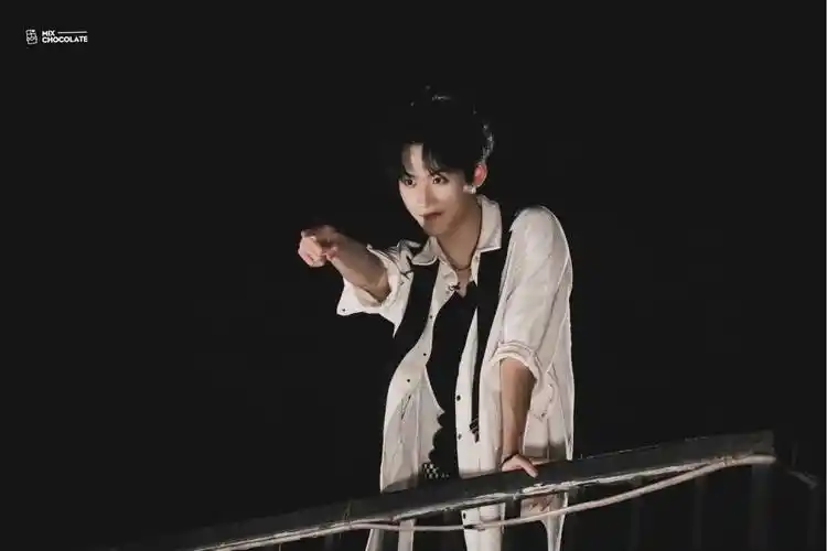 周柯宇这组图片好绝脑补出一万字偶像剧情节