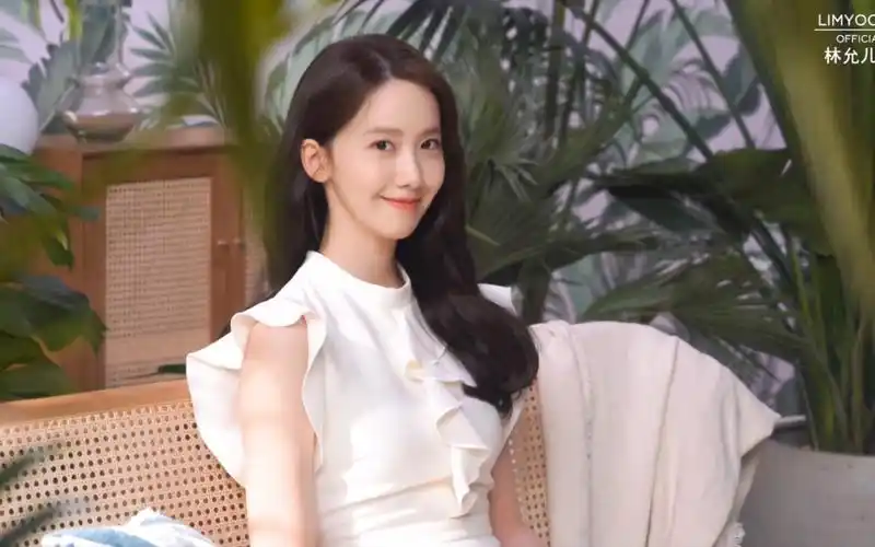 林允儿yoongtube更新广告现场直拍,到点下班专业户.