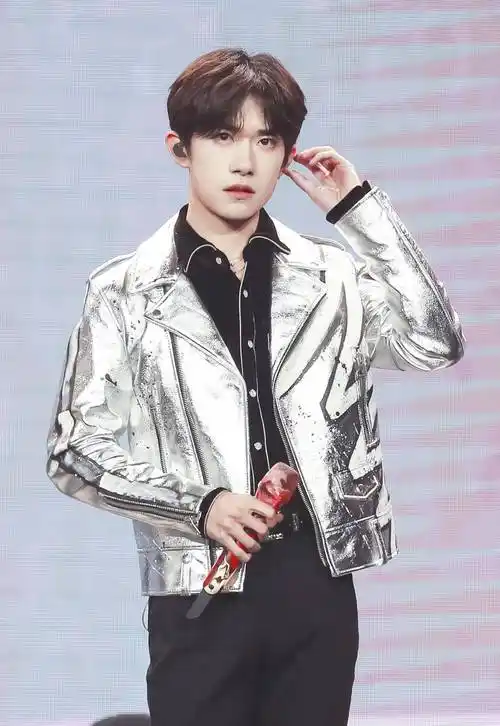 原创20岁易烊千玺穿银色机车服帅气逼人完全是男朋友的穿搭手册