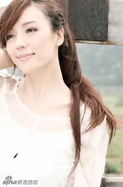 周韦彤形象代言手游化身女侠