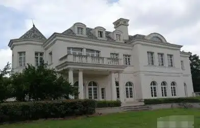 杨洋乔欣恋情曝光女方家庭被扒,住豪宅开豪车,花园可停私人飞机