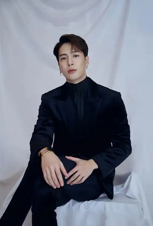 175cm王嘉尔很会穿,轻松切换不同风格,这三种组合精致时髦