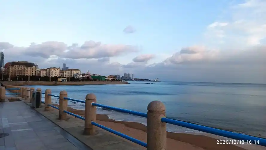今日的青岛天气阳光明媚但比较冷中午下了瞬间雪花~~海边云美极了