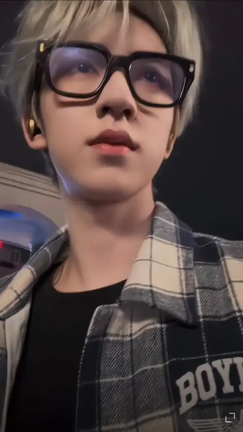 贺峻霖黑眼镜框造型