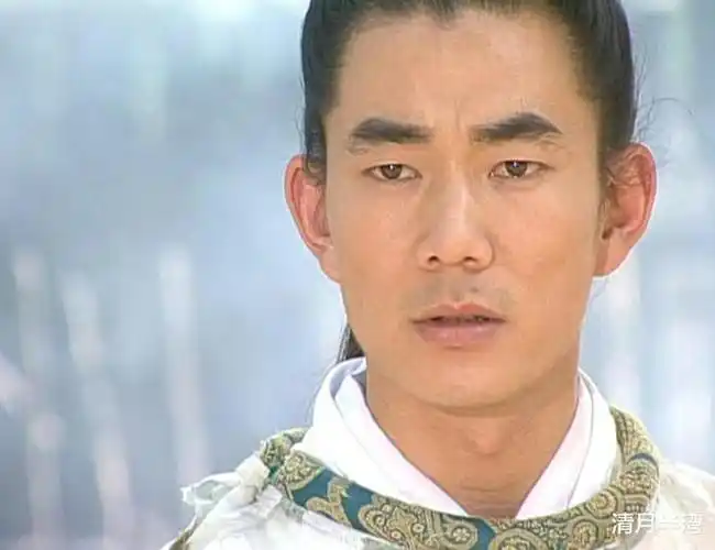 长得不够帅气逼人,但胜在声声入耳,九十年代后期,任贤齐凭借《心太软