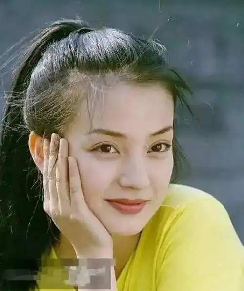 看了赵薇年轻时的照片, 才明白黄晓明择偶眼光有多毒!