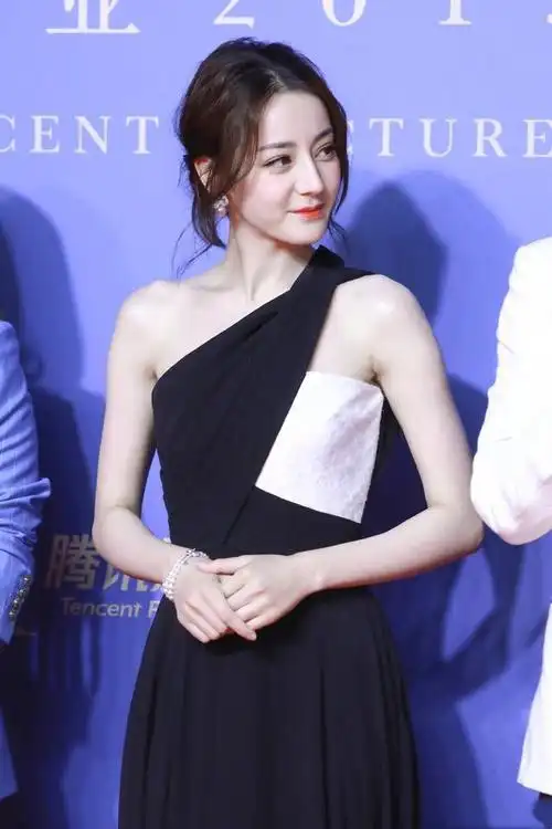 迪丽热巴亮相红毯高开叉裙突显优越好身材水蛇腰果然名不虚传