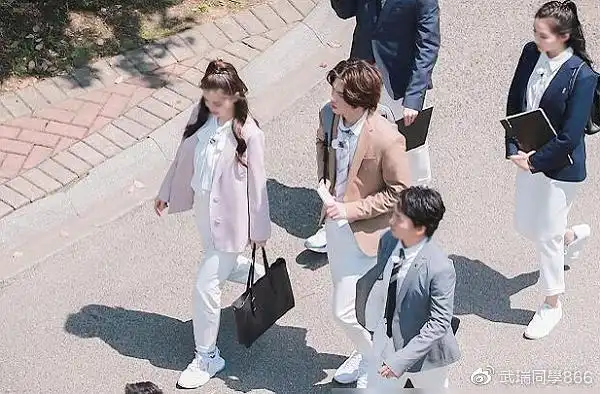 但是从最新的路透来看,虽然杨颖已经30 了,但是和关晓彤同框一点都看