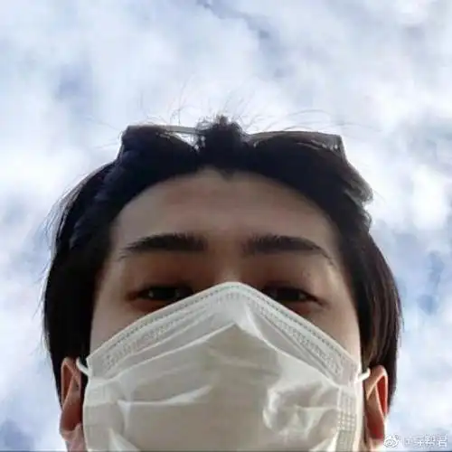 吴世勋直男式自拍