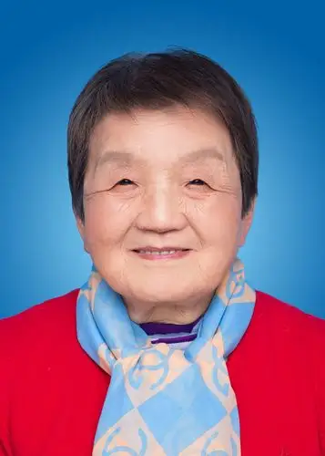 证件照 3.单人照 4.老人合照 5.志愿者(穿队服)与老人合影 6.自由发挥