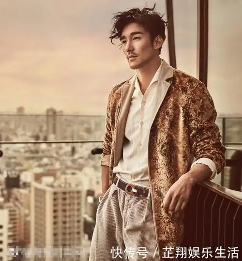 胡兵一脸胡渣男人味爆棚,身材魁梧成肌肉型大叔,47岁却至今未