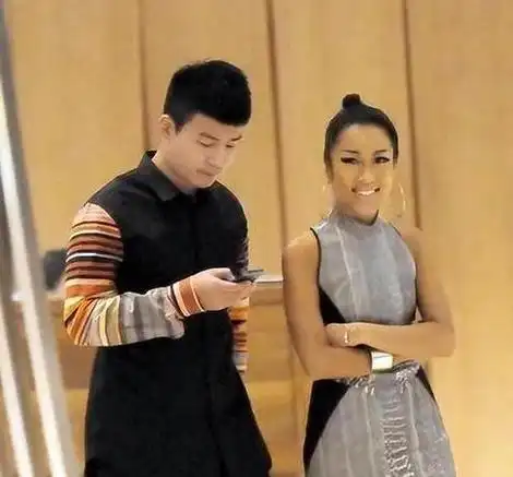 吉克隽逸:通过《中国好声音》走红,立悲惨人设,最后"崩塌"了