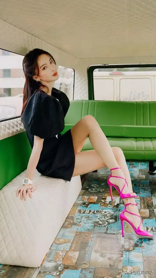 柔粉长裙书写美人的优雅骨感金晨身姿窈窕纤美