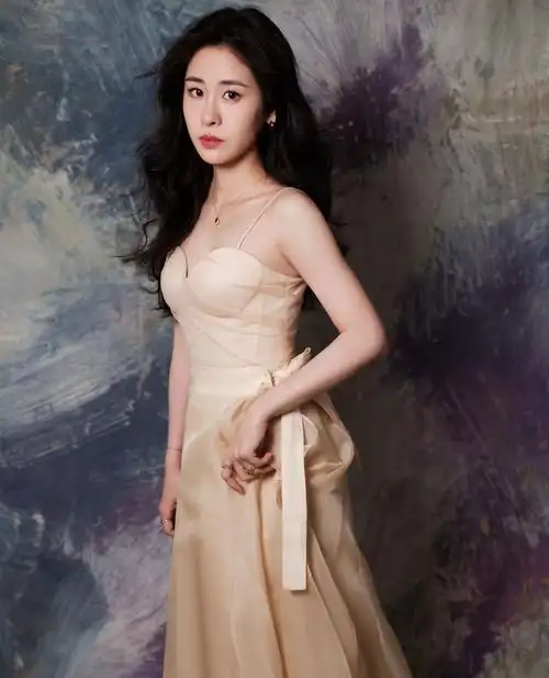 张碧晨浅金色吊带连衣裙写真,恬静温婉,优雅迷人!