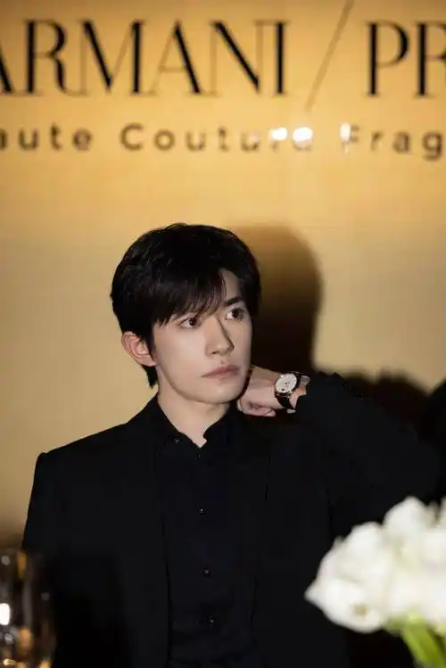 郭富城娇妻穿露背装同框易烊千玺,露姨母笑连女儿都沦陷_方媛_天王