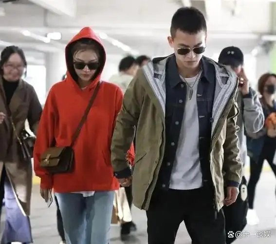 马思纯张哲轩街边拥抱被拍,相恋两年感情稳定,女方穿搭遭吐槽