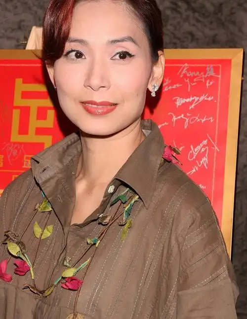 女富豪邝美云真气质淡蓝礼服裙穿出高级感不再像最穷港姐