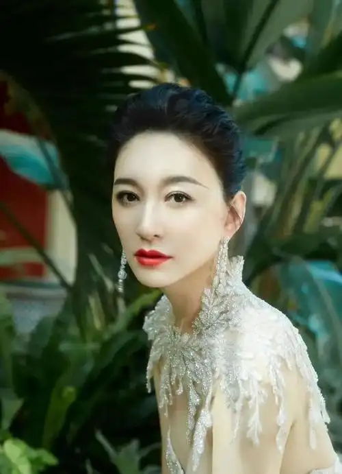 46岁李小冉身材性感丰满女人味十足