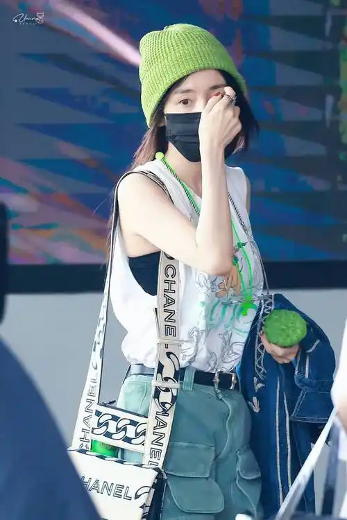 杨幂不愧是街拍的神穿短袖戴绿帽子素颜惊艳机场大长腿太辣了